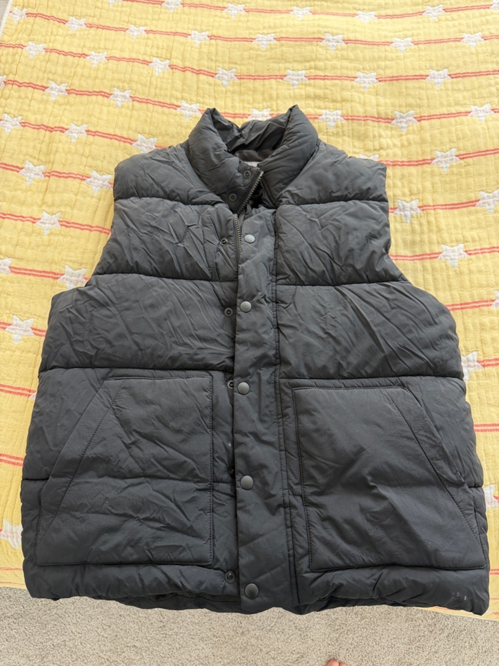 GAP Men's Quilted Puffer Vest in Charcoal